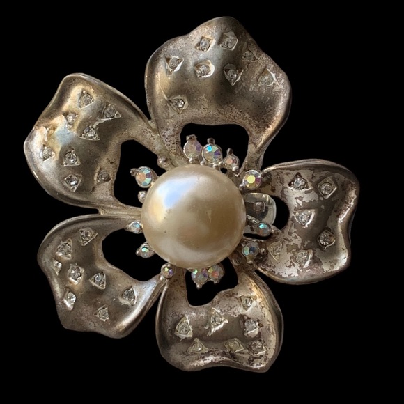 Vintage Large Metal Flower Ring Iridescent Crystals Faux Pearl Center Jewelry - Picture 4 of 11